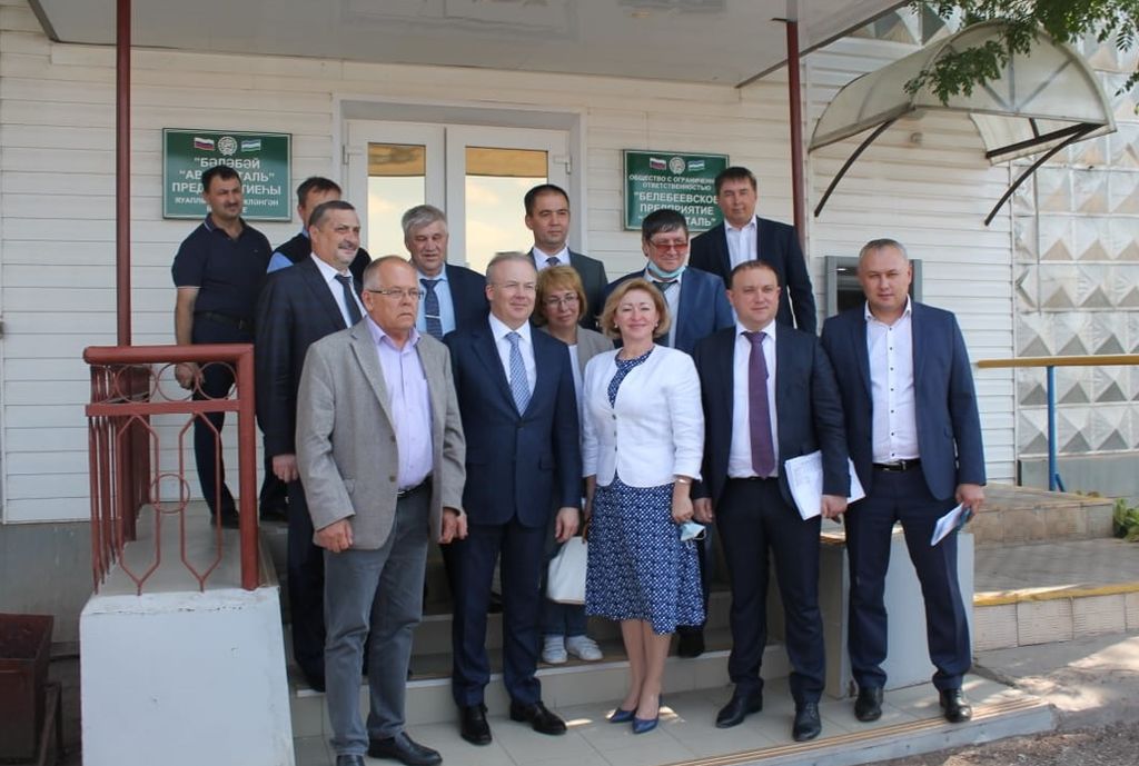 Общее фото участников рабочей встречи на предприятии ВОС