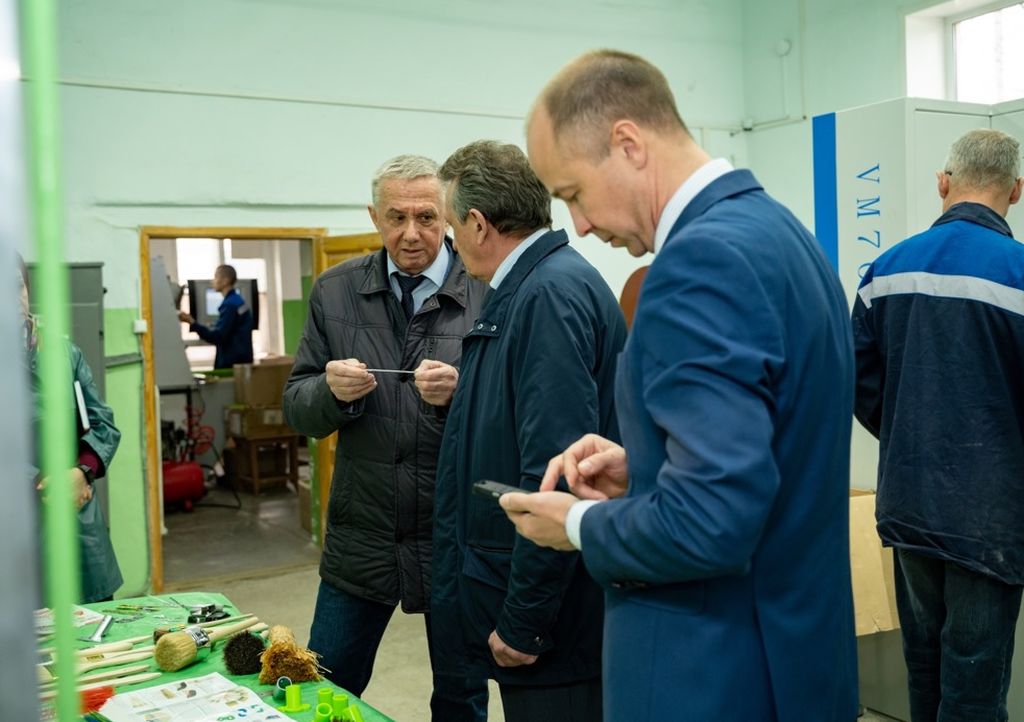 Директор предприятия ВОС ООО "Прожектор" проводит ознакомительную экскурсию для делегации из министерства