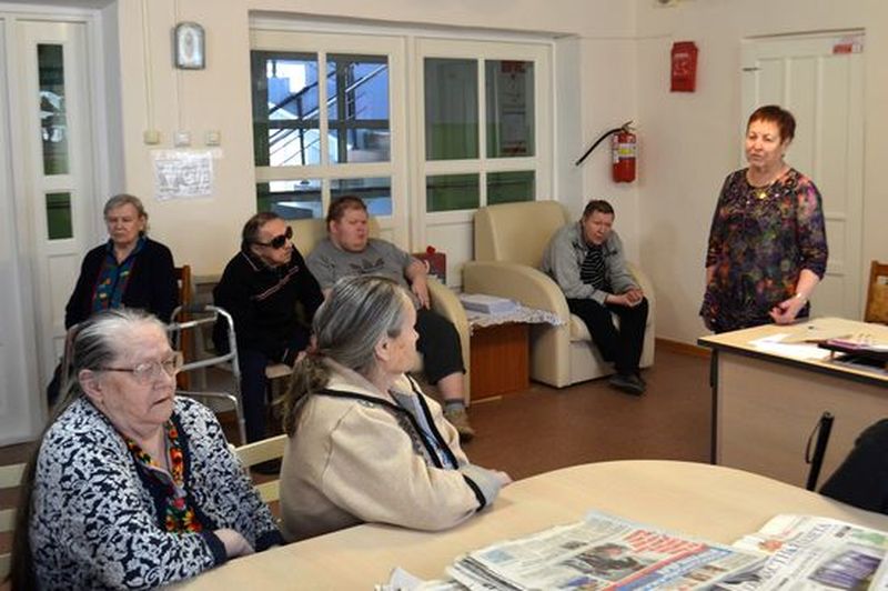 М. А. Юдина рассказывает инвалидам по зрению о новых средствах технической реабилитации