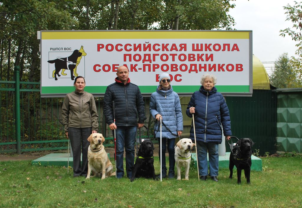 Общее фото четвероногих выпускников РШПСП ВОС и их новых хозяев