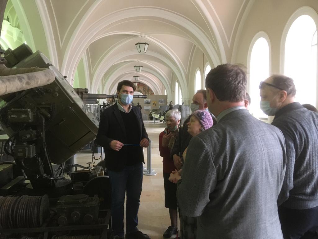Экскурсоводы рассказывают членам ВОС о службе слухачей в военном Ленинграде