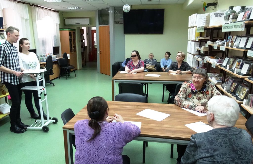 Члены Тюменской РО ВОС на занятиях по русскому языку в библиотеке