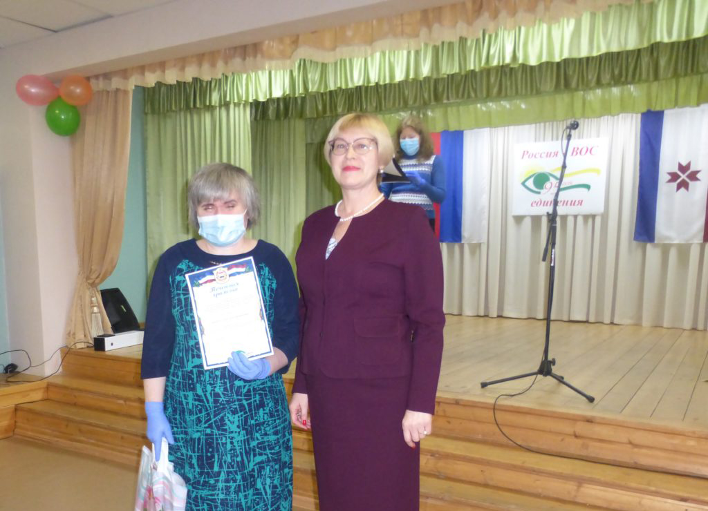Председатель Мордовской РО ВОС М. И. Пуряева вручает награды и подарки активистам ВОС