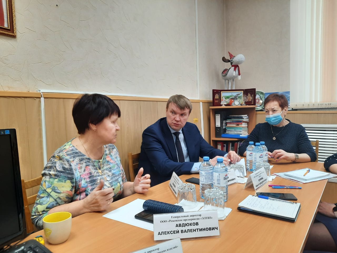 М. А. Юдина и А. А. Вахрушев обсуждают вопросы сотрудничества