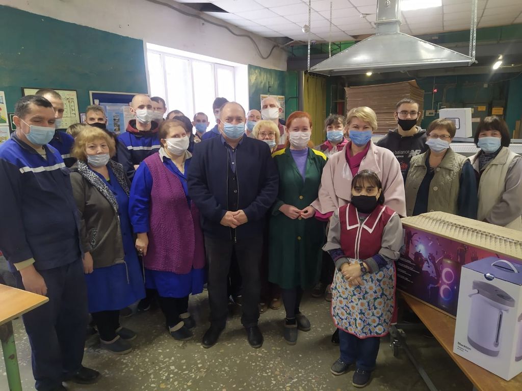 Министр социального развития Республики Марий Эл Марина Островская и сотрудники предприятия ВОС 