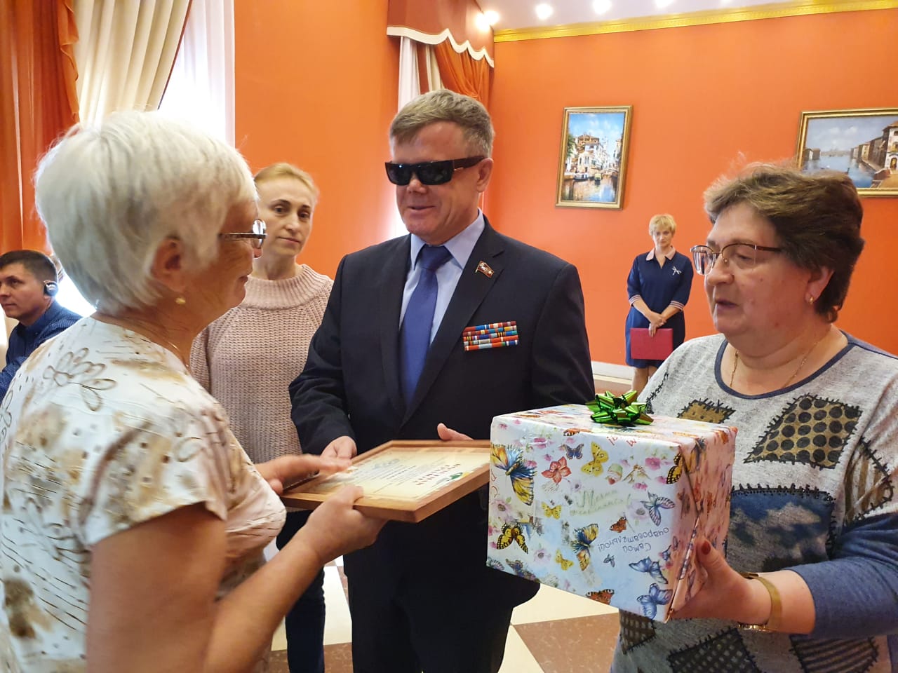 В. С. Вшивцев вручает активистам ВОС грамоты и благодарственные письма