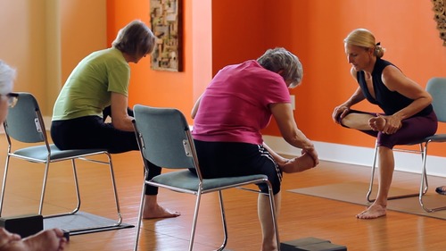 Гимнастика на стуле для инвалидов по зрению