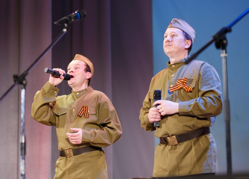 Сценический номер артистов в военной форме