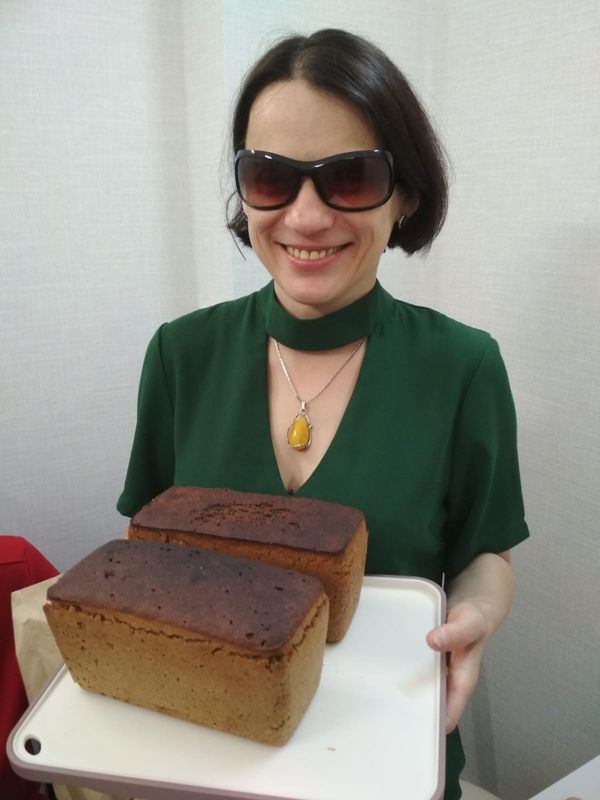 Активисты Калининградской РО ВОС демонстрируют выпеченный хлеб
