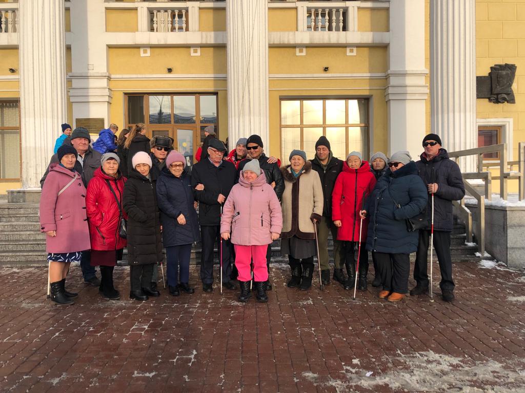 на фотографии группа представителей Алтайской РО ВОС около молодёжного театра