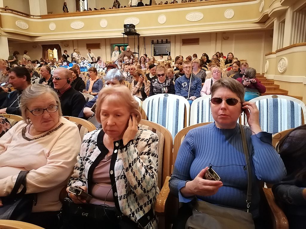 в зале театра