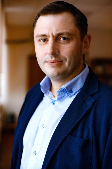 Бубнов Вадим Андреевич. Фотография по пояс: мужчина лет сорока, средней комплекции, с короткой стрижкой, тёмными волосами, тёмные глаза. Одет в голубую рубашку и тёмно-синий пиджак. Без галстука, верхняя пуговица рубашки расстёгнута.