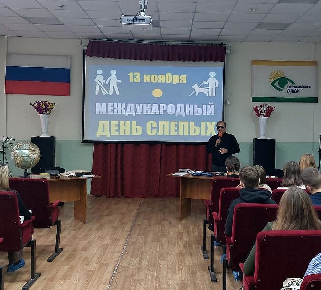 На фотографии посетители дня открытых дверей Курского центра реабилитации слепых