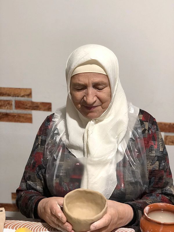 женщина с изделием из керамики