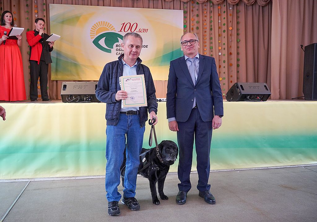 вице-президент ВОС Дмитрий Котенев вручает награды ВОС