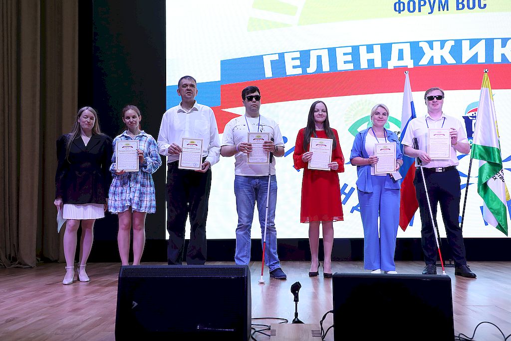 Организаторы и помощники с благодарственными письмами: М. Арнапольская, Н. Паницкая, А. Гусев, А. Попко, Е. Сонина, Е. Федотова и Е. Арнапольский.