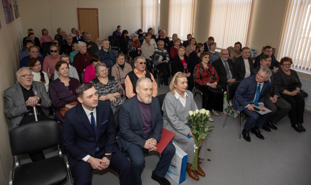 Сотрудники предприятия, ветераны и почётные гости праздника