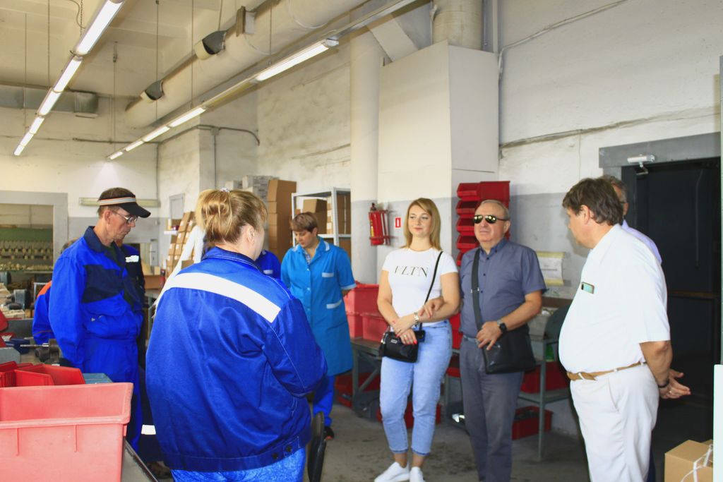 В. В. Сипкин общается с незрячими сотрудниками предприятия ВОС