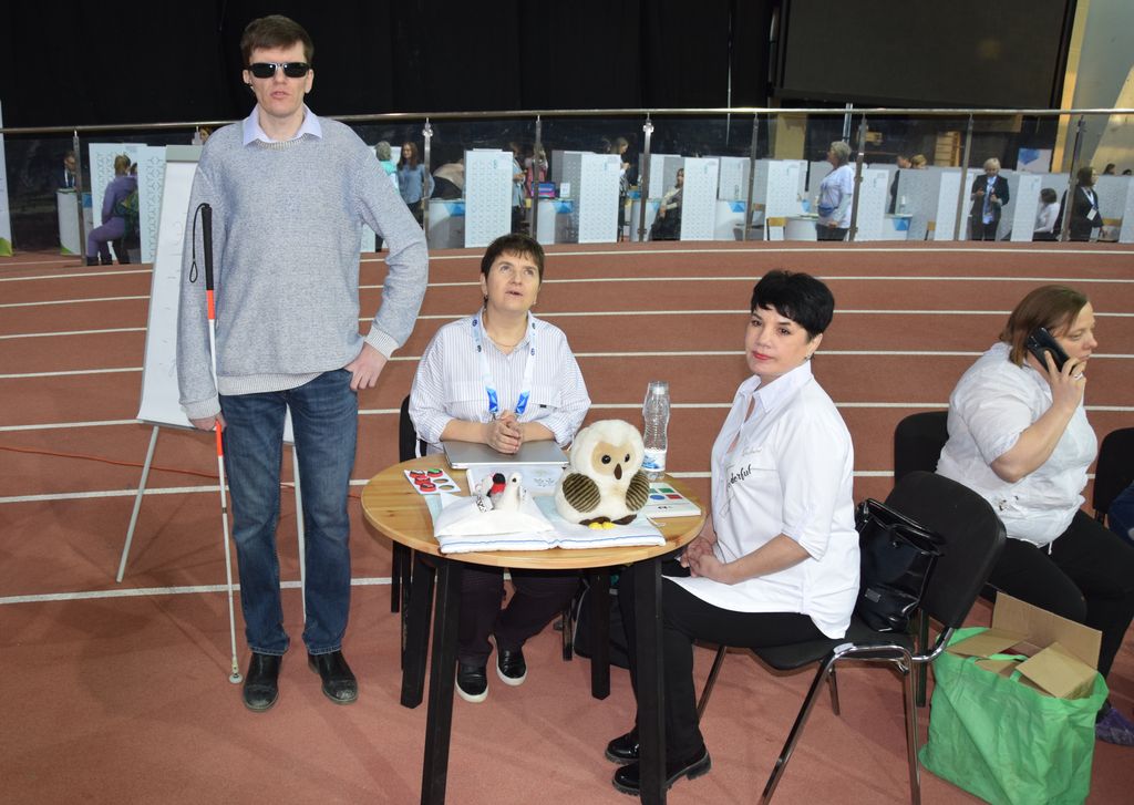 В зоне консультирования специалисты Тюменской РО ВОС отвечают на вопросы участников Форума