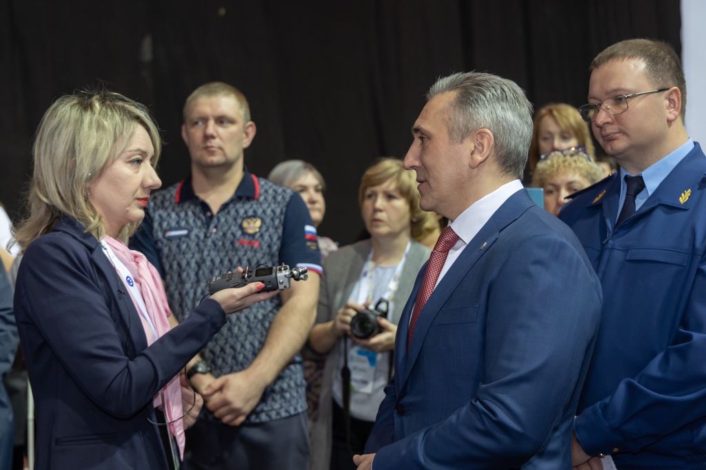 Губернатор Тюменской области А. В. Моор знакомится с работой Тюменской РО ВОС