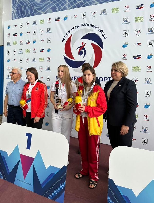 Марина Мамаева на церемонии награждения победителей соревнований по плаванию