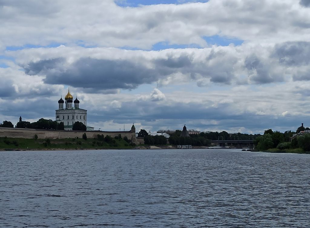 Виды на достопримечательности Пскова со стороны реки Великая
