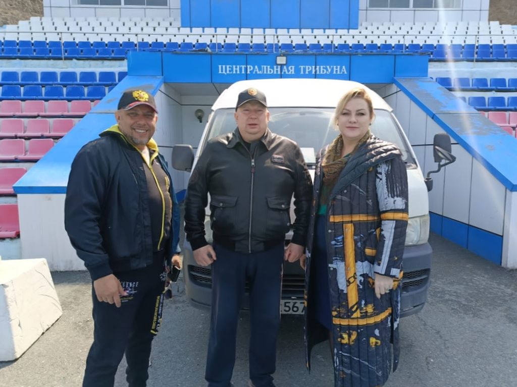 Председатель Приморской РО ВОС Дмитрий Поташёв в ходе церемонии передачи гуманитарной помощи