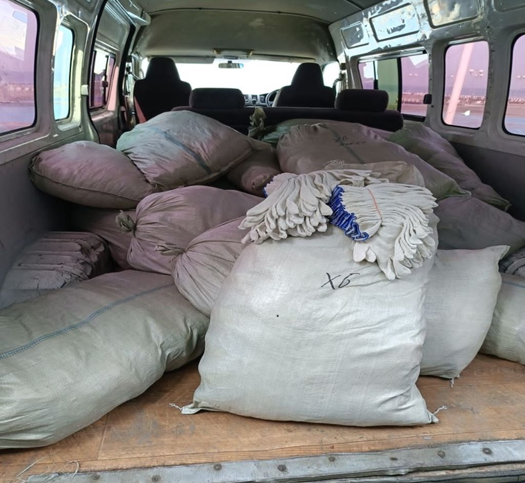 Рабочие перчатки, изготовленные руками незрячих и упакованные в почтовые мешки