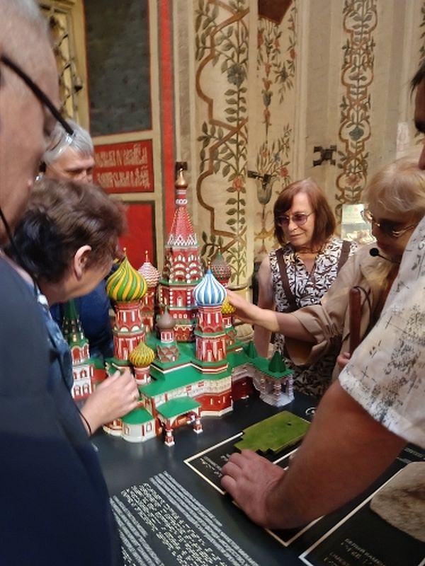экскурсанты  осматривают макет Храма Василия Блаженного