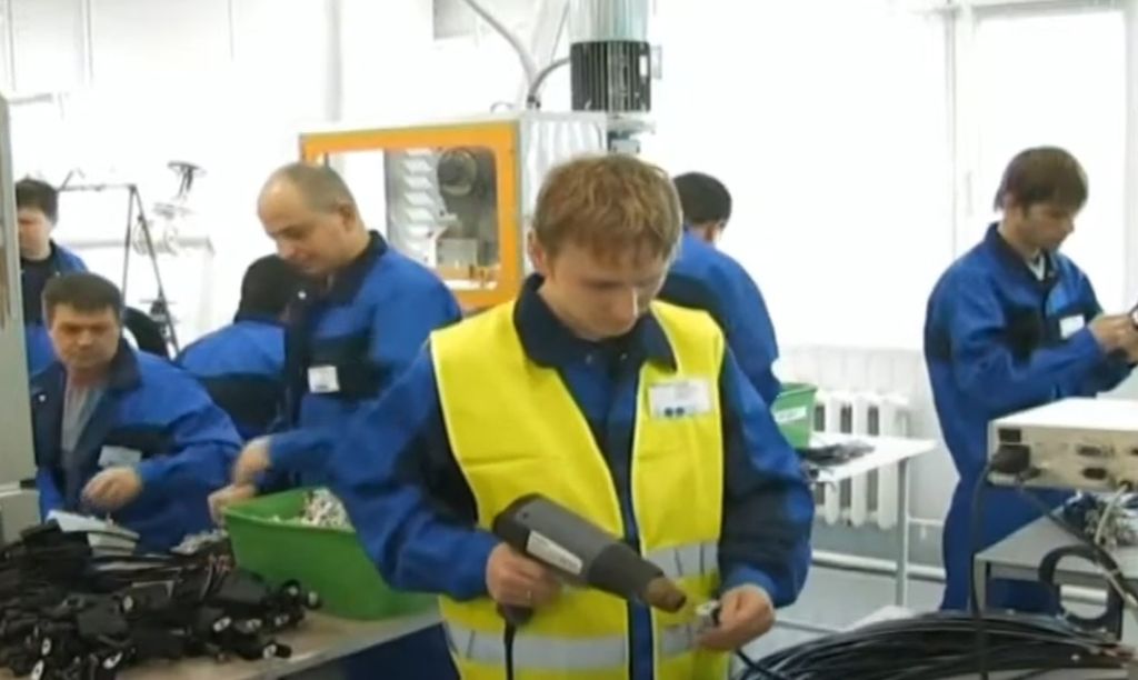 Инвалиды по зрению в процессе сборки жгутов на предприятии ВОС ООО "Самараавтожгут"