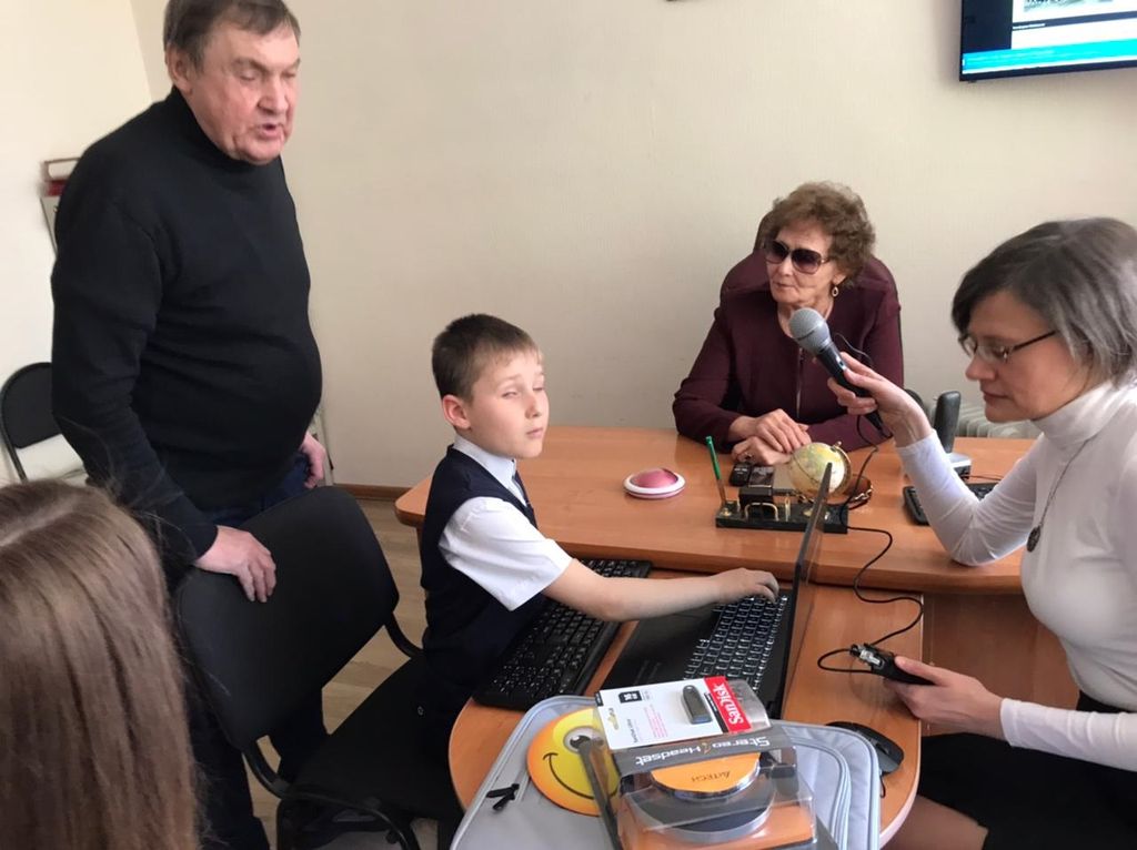 Вручение Тимуру Медведеву подарочного ноутбука в Алтайской РО ВОС
