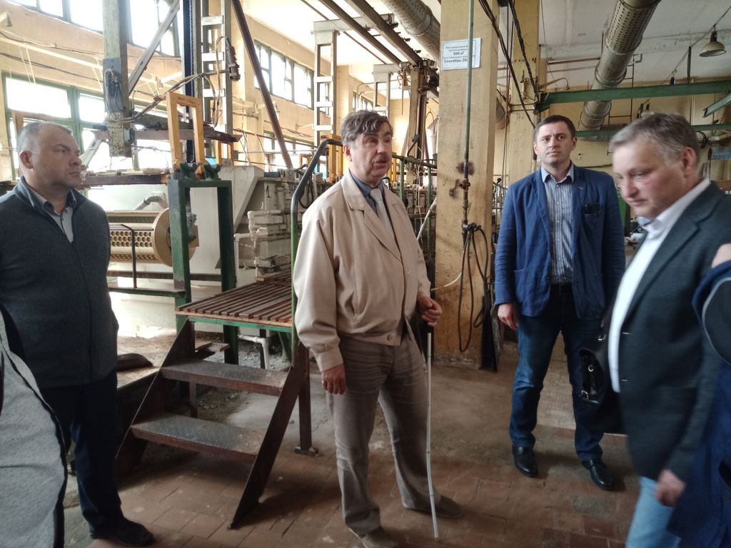 А. Б. Колосов в ходе осмотра цехов предприятия ВОС "Волна"