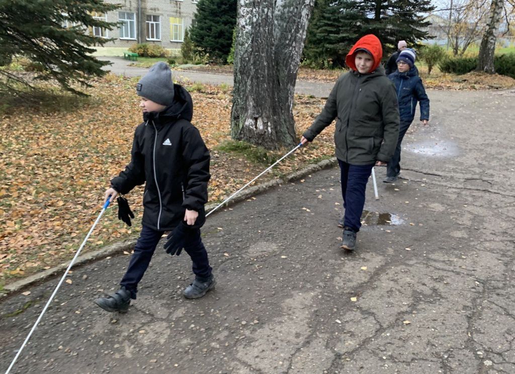 Обучение незрячих детей пользованию тактильными тростями