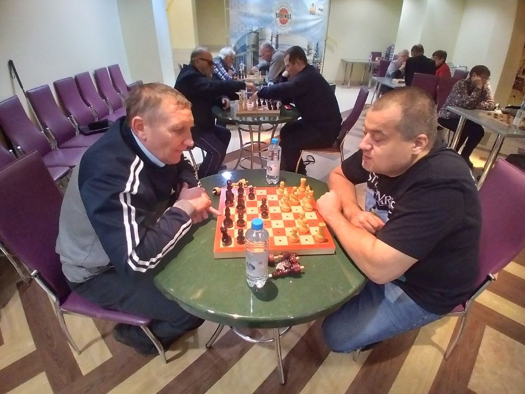 Игроки продумывают ходы соперников в шахматной партии
