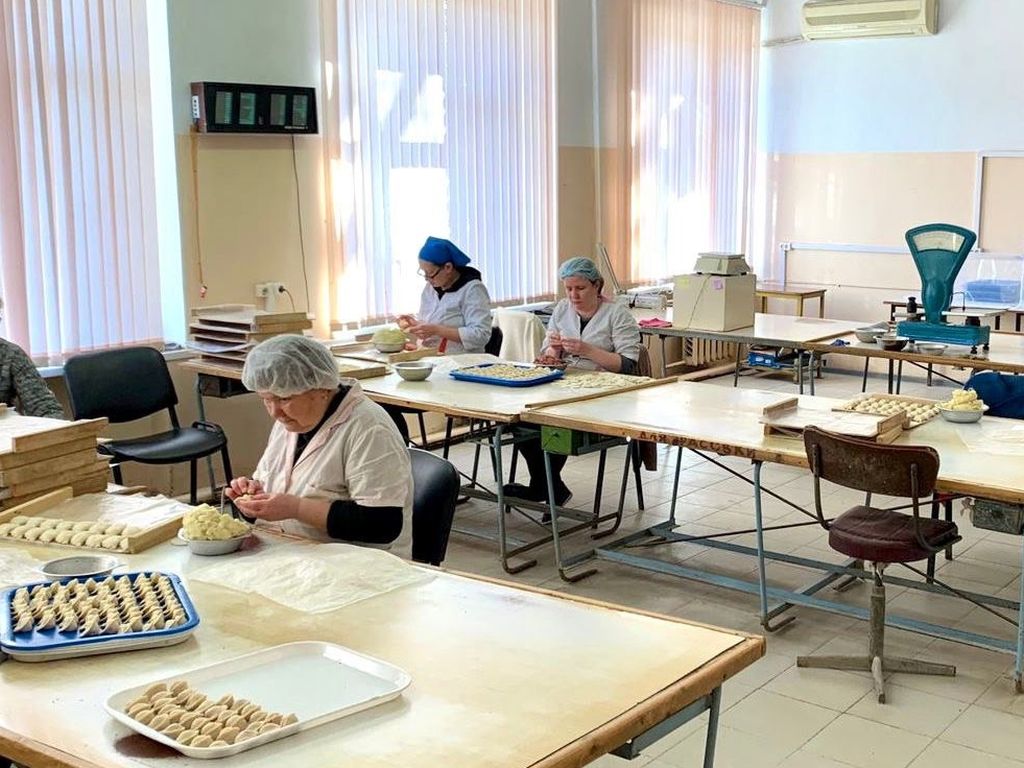 Инвалиды по зрению на предприятии ВОС ООО "АП "Дельта" занимаются лепкой пельменей