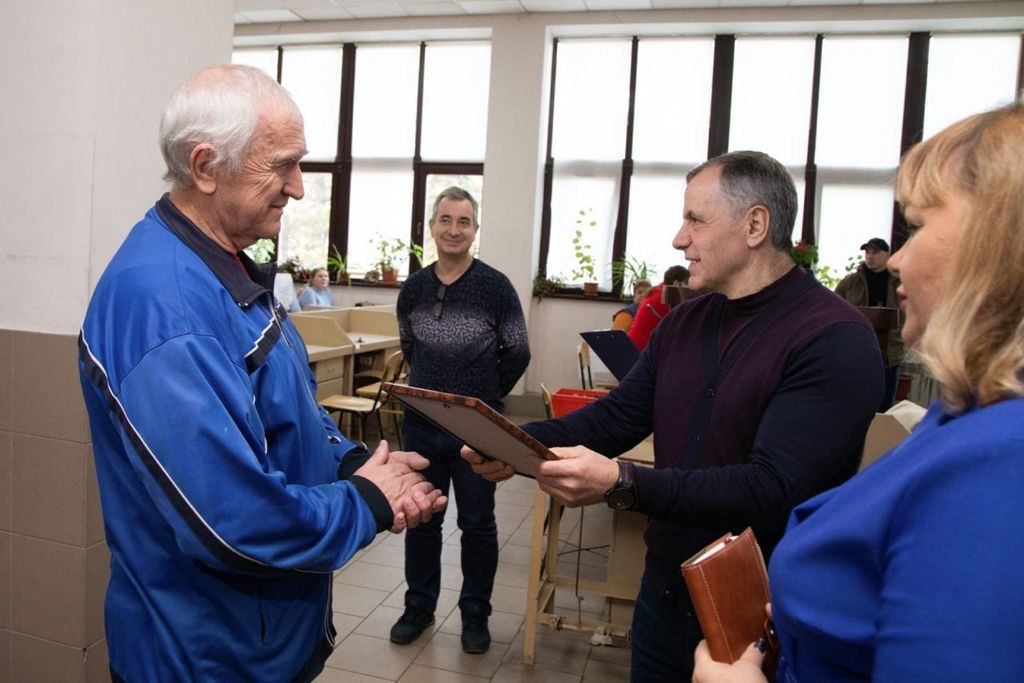 Вручение сотрудникам предприятия ВОС благодарственных грамот и памятных подарков