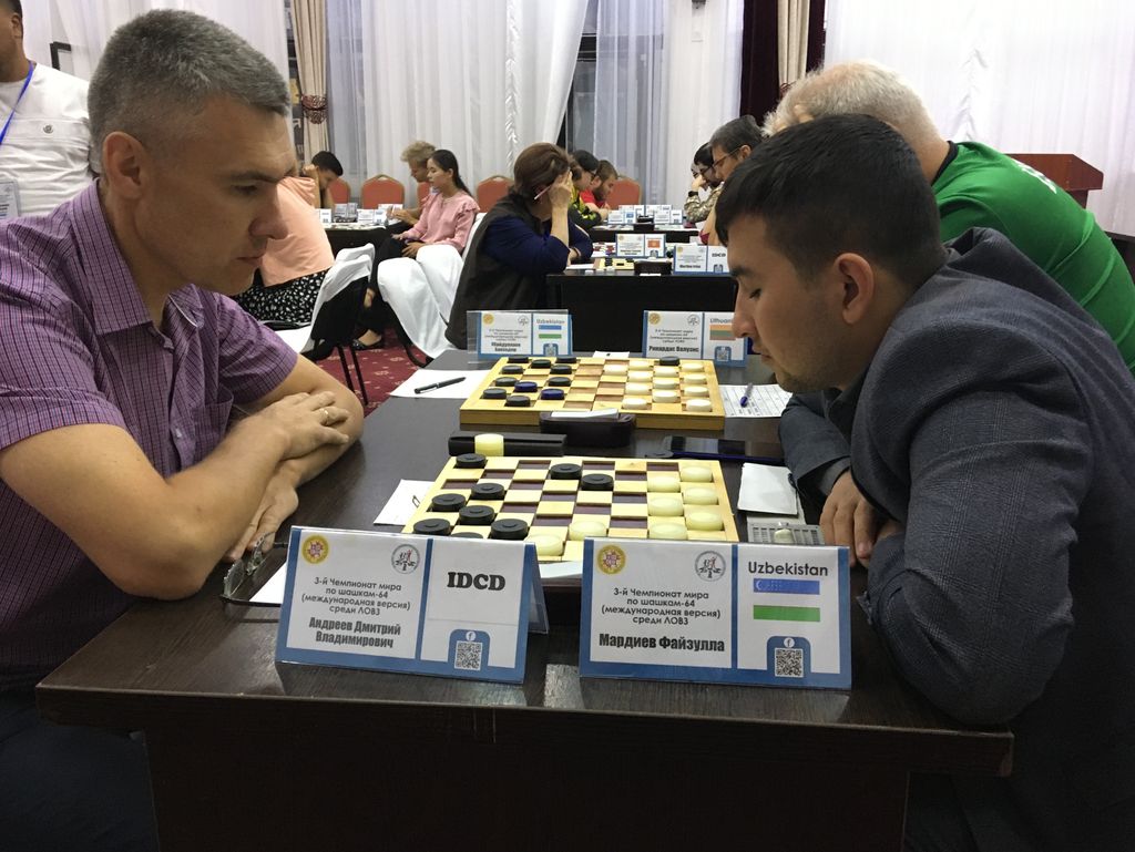 Председатель Костромской РО ВОС Д. В. Андреев обдумывает следующие ходы в ходе шашечной партии