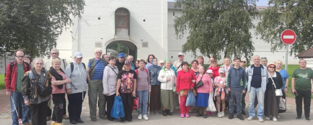 Члены Череповецкой МО ВОС на фоне Кирило-Белозерского монастыря 