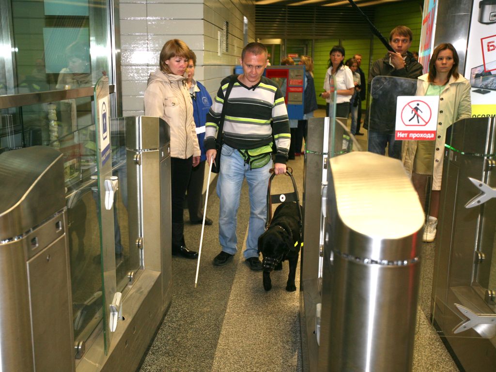 Инвалид по зрению и его собака-проводник в московском метро
