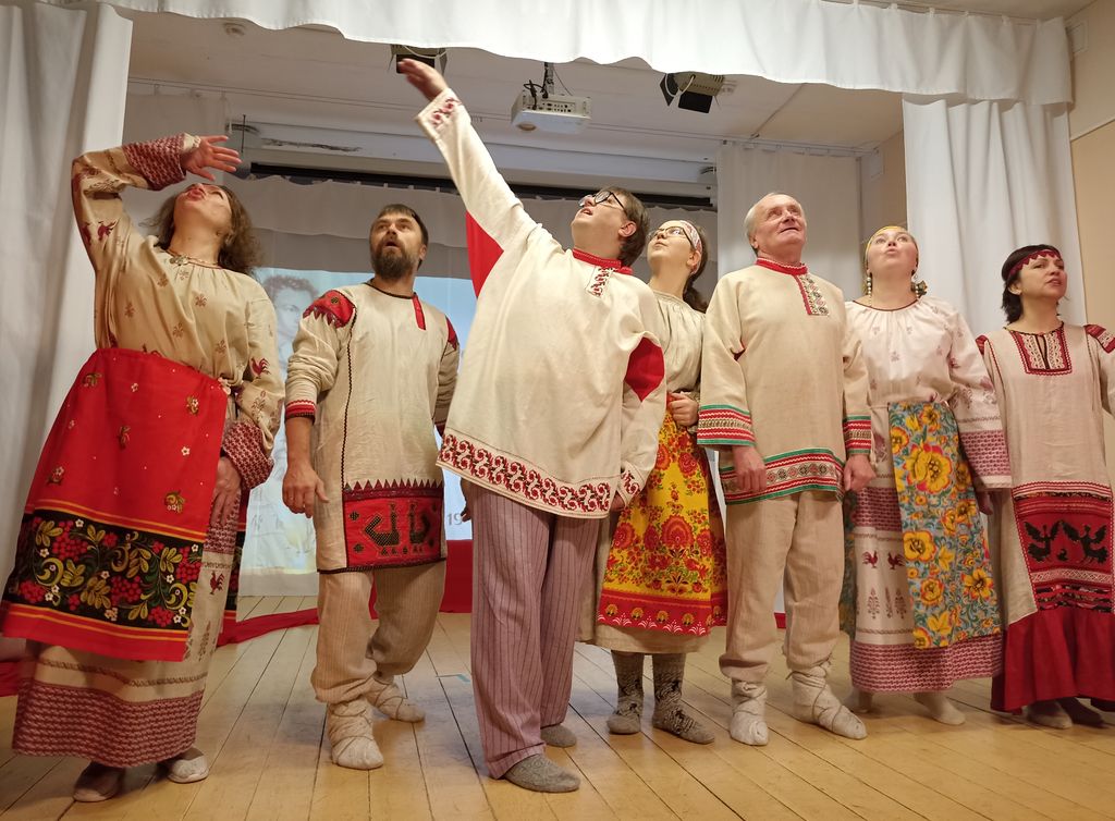 Выступление незрячих чтецов в русских народных костюмах