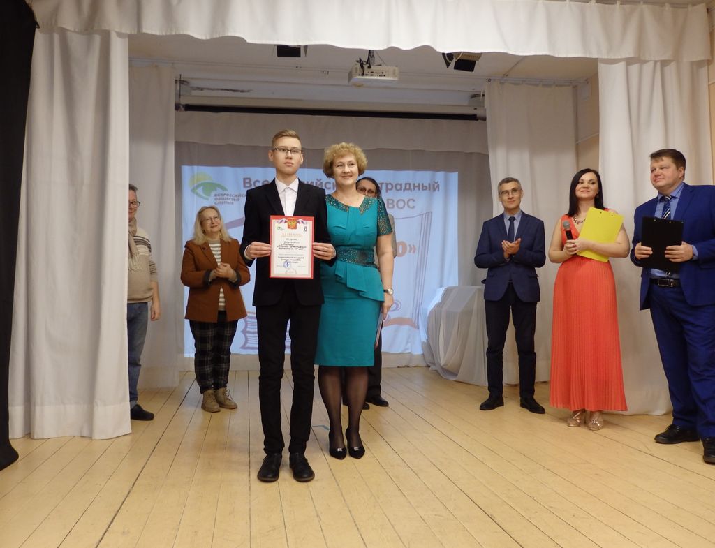 начальник Отдела культуры аппарата управления ВОС Т. А. Касикова вручает награду молодому артисту