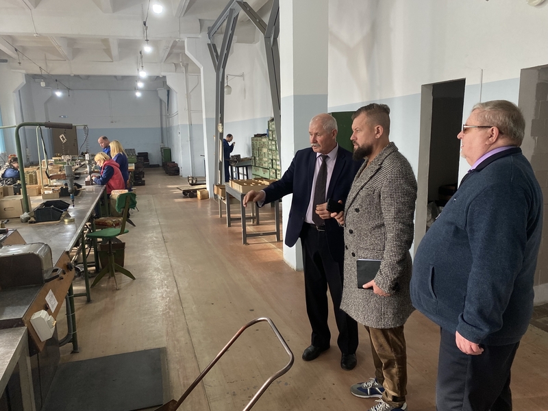 Сотрудники - инвалиды по зрению - работники предприятия в цехах