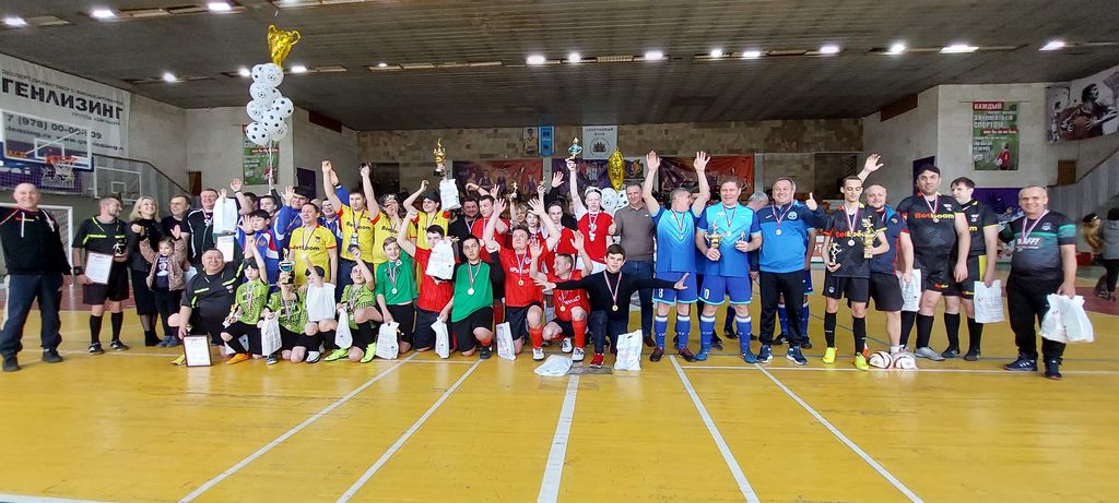 Торжественное построение всех футболистов - участников турнира. Общее фото.