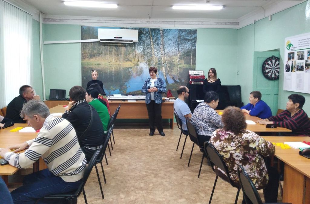 Члены Оренбургской РО ВОС за игровыми столами слушают объявление о начале соревнований