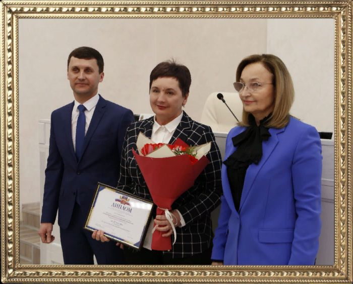 Т. В. Любимова принимает награду из рук организаторов