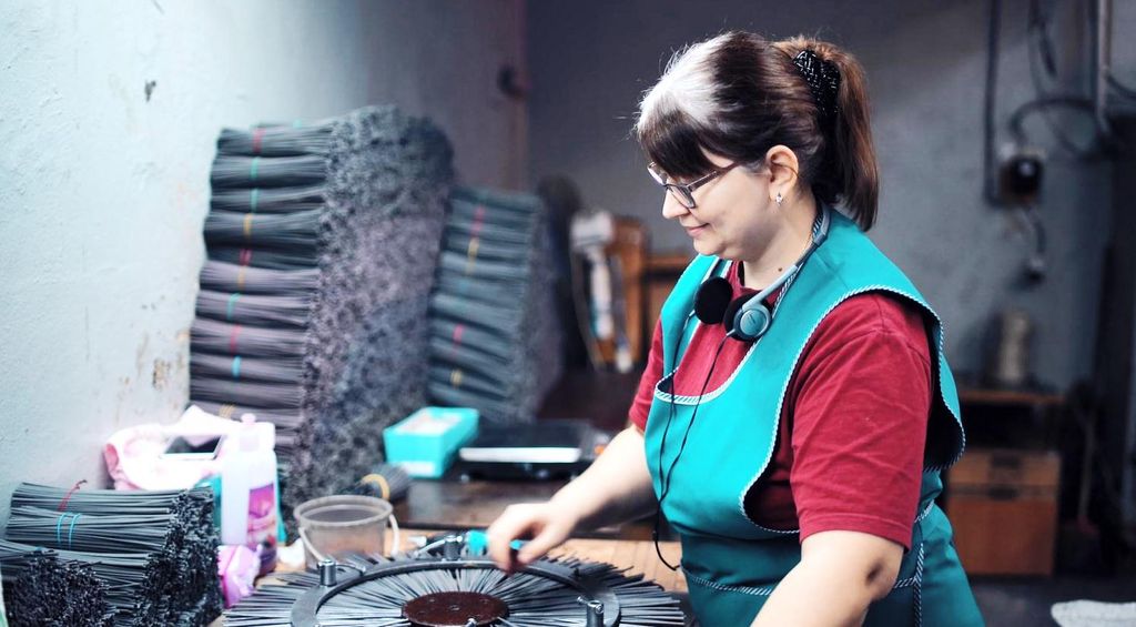 Инвалиды по зрению на производстве щёток для техники городских коммунальных служб