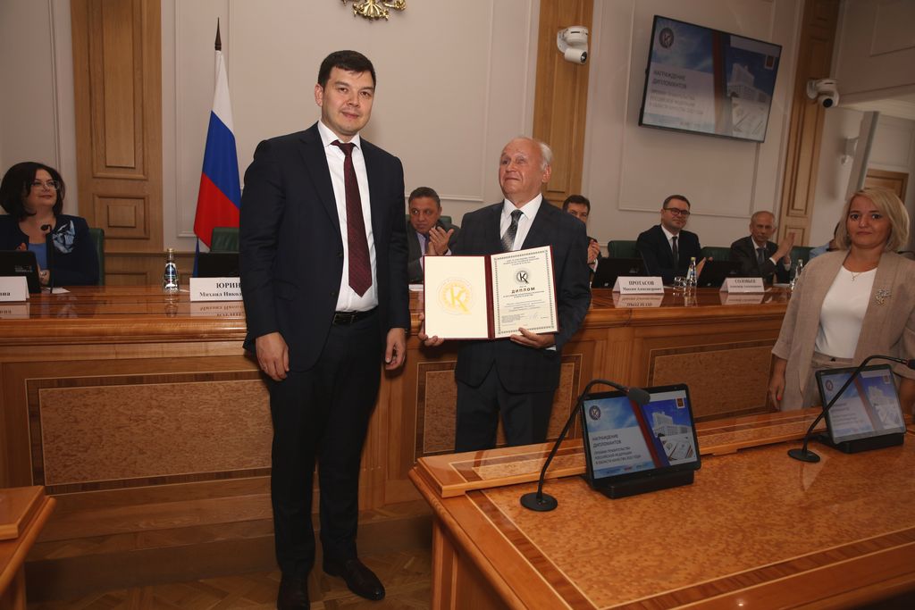 Вручение представителю предприятия ВОС ООО «Альметьевское реабилитационно-производственное предприятие «Юго-Восток» диплома