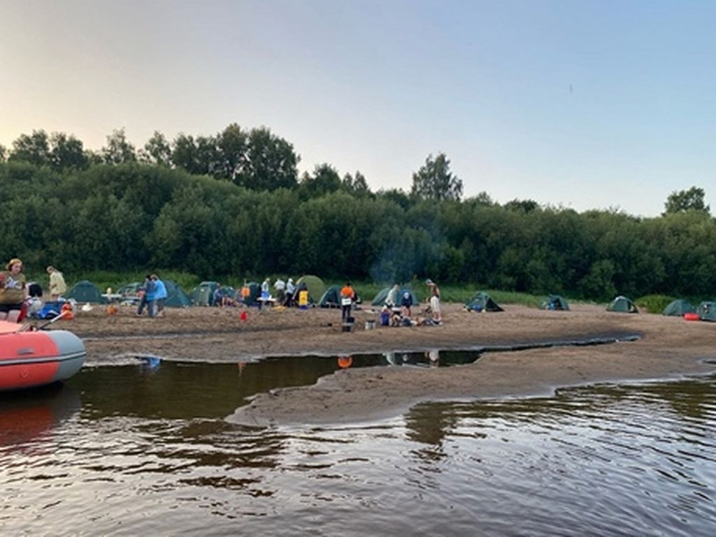 Установка лагеря на берегу реки
