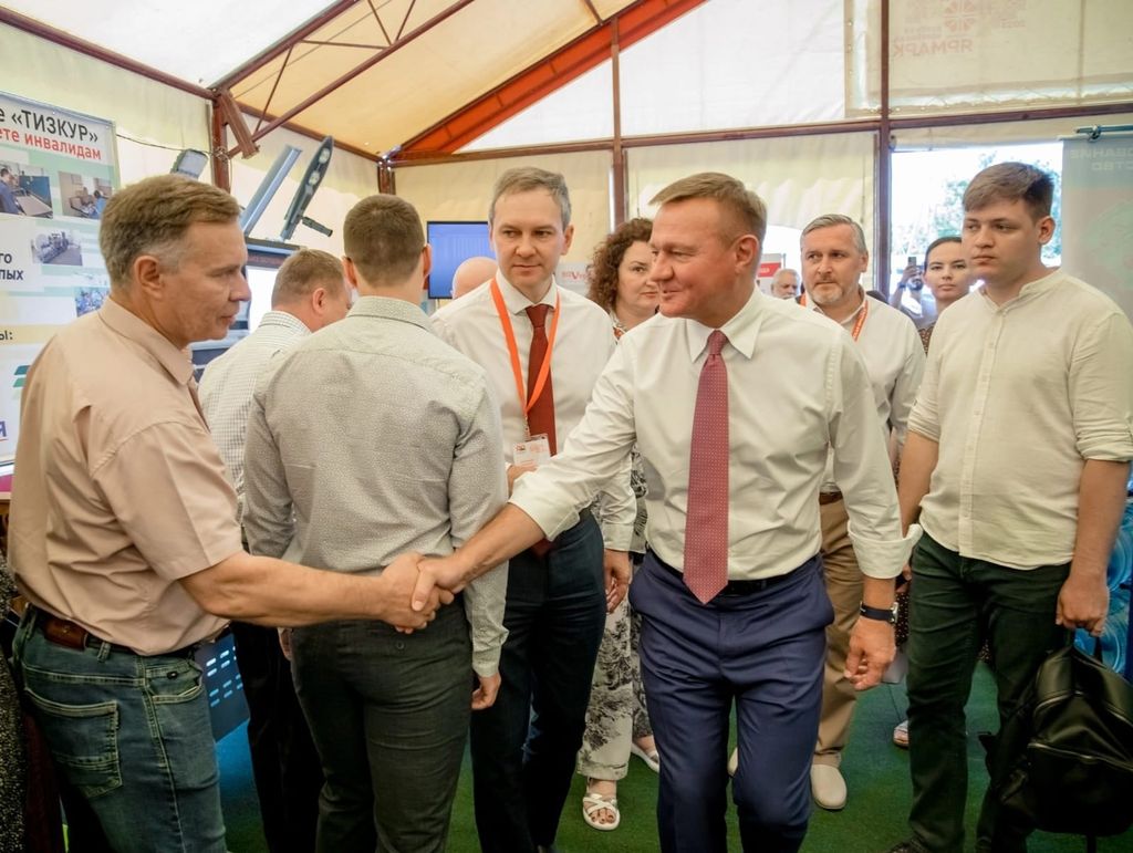 Губернатор Курской области Р. В. Старовойт приветствует представителей предприятия ВОС ООО "КП "Тизкур"