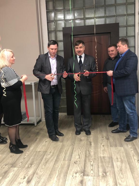 Председатель Санкт-Петербургской РО ВОС перерезает ленту на открытии нового производственного участка